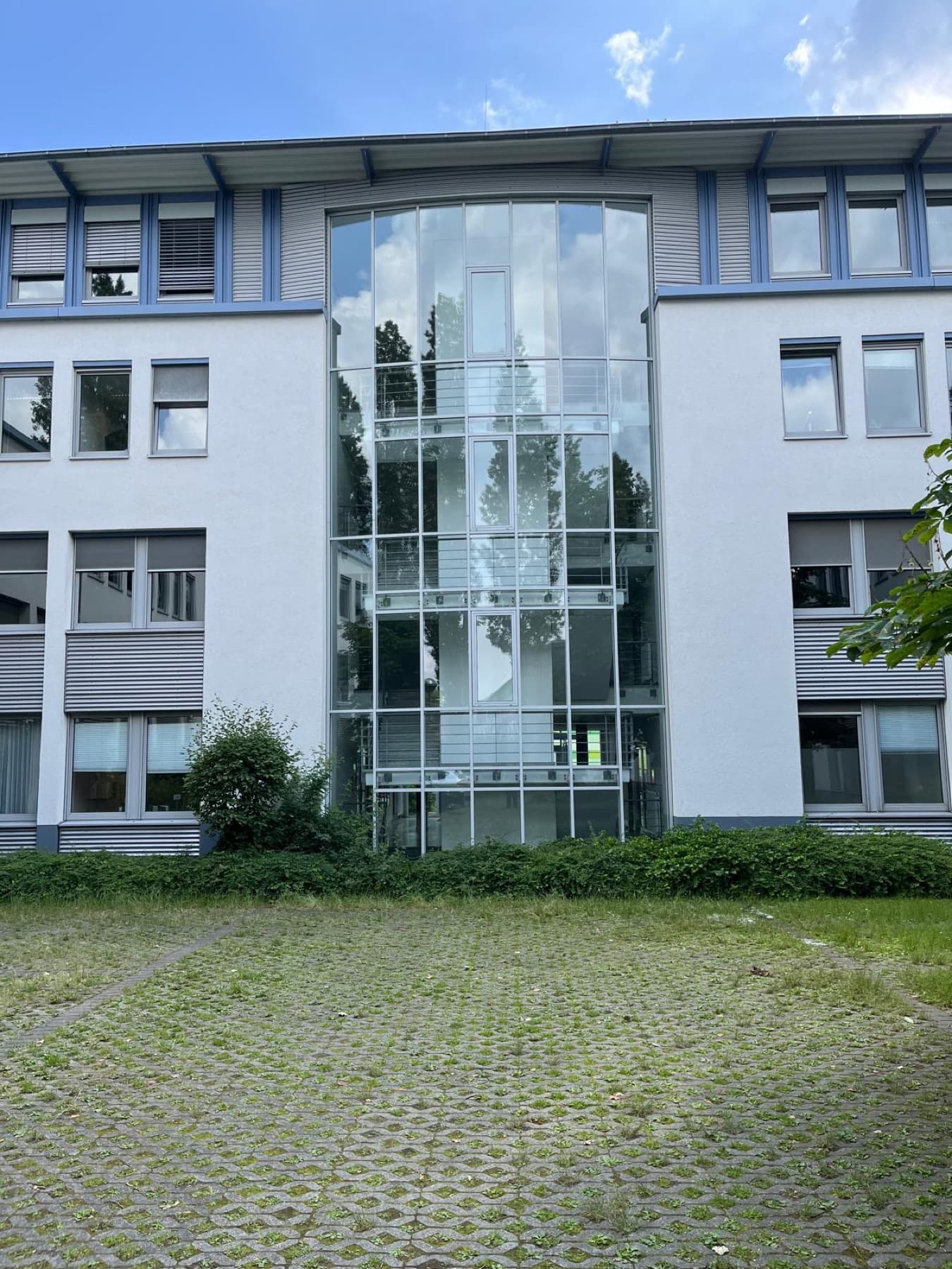 Bürogebäude mit verglastem Treppenhaus, ein Objekttyp, den wir in Hannover betreuen