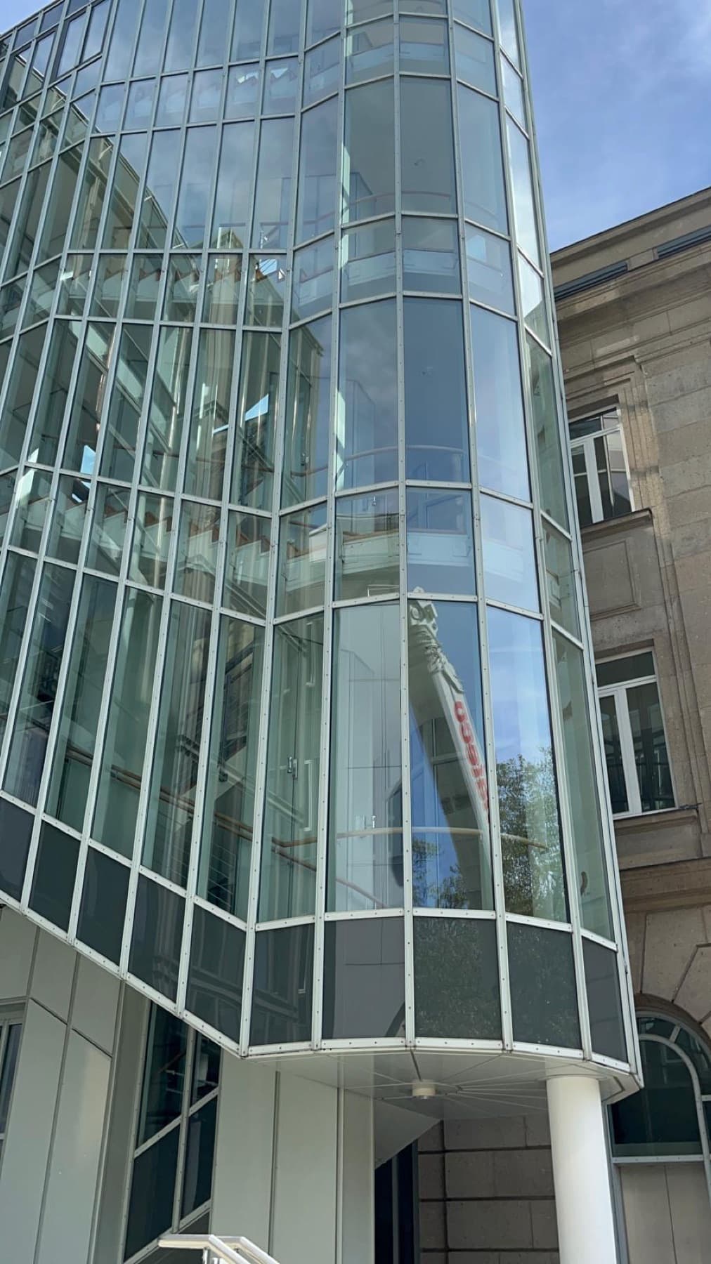 Verglastes rundes Treppenhaus eines Bürogebäudes von unten
