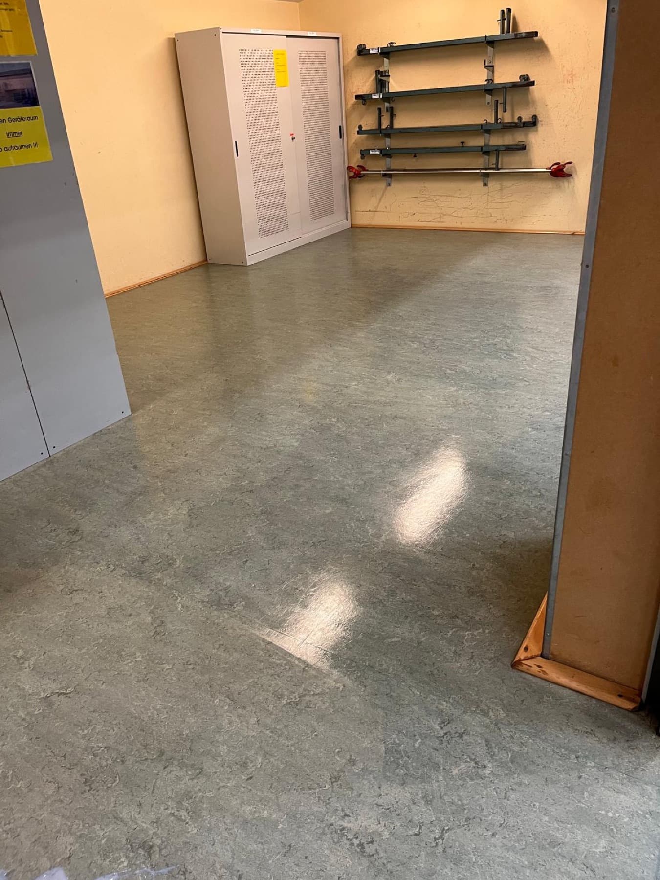 Frisch gewischter Hallenboden in einem Objekt, kurz nach der Reinigung