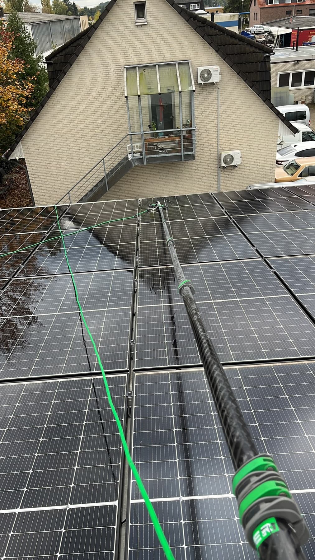 Photovoltaikreinigung – Staub, Pollen und Moosränder auf den Modulen kosten Ertrag. Reinigung ohne Reinigungsmittel und ohne Hochdruck.