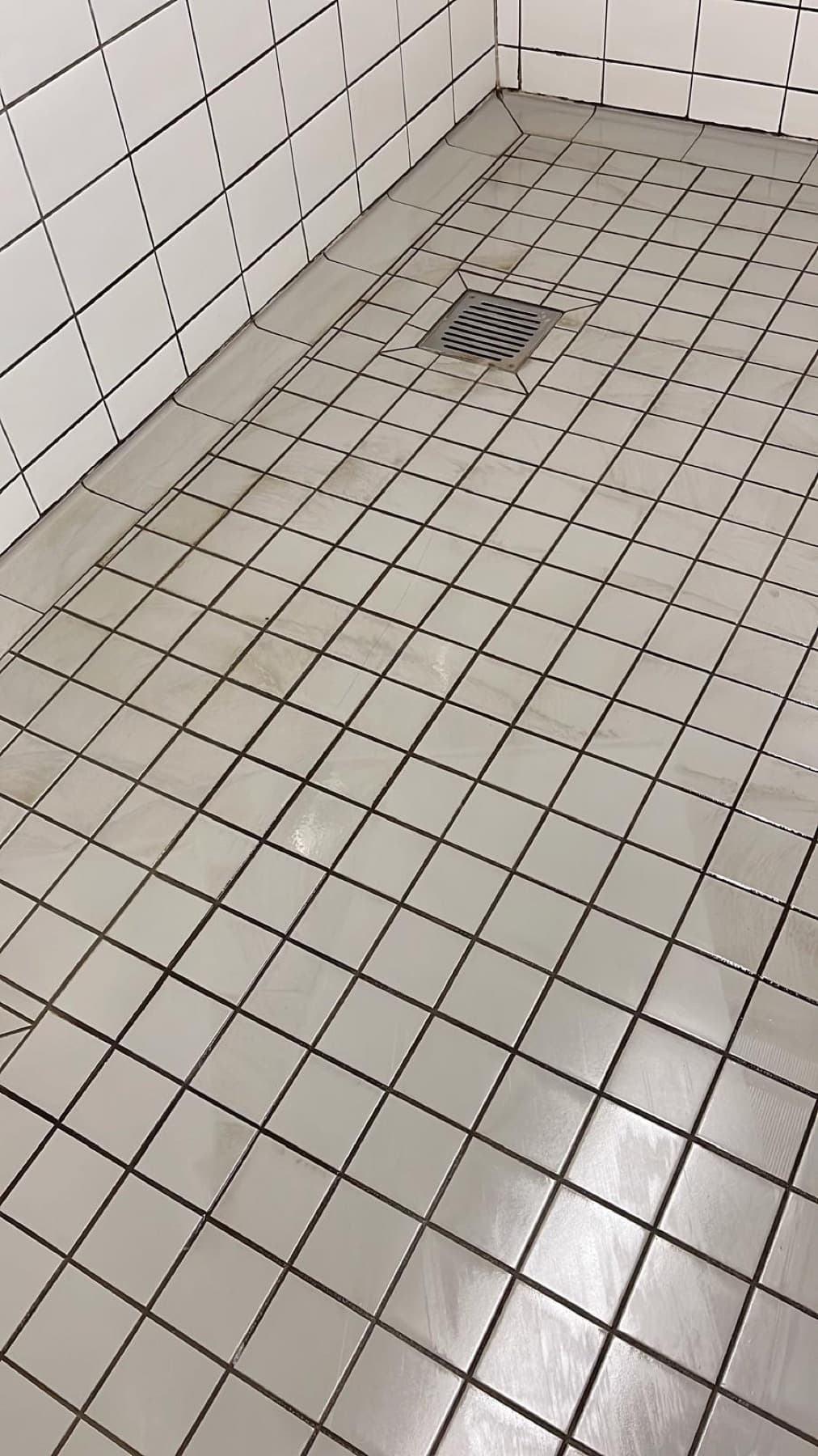 Sanitärbereich nach der Grundreinigung, Grundreinigung