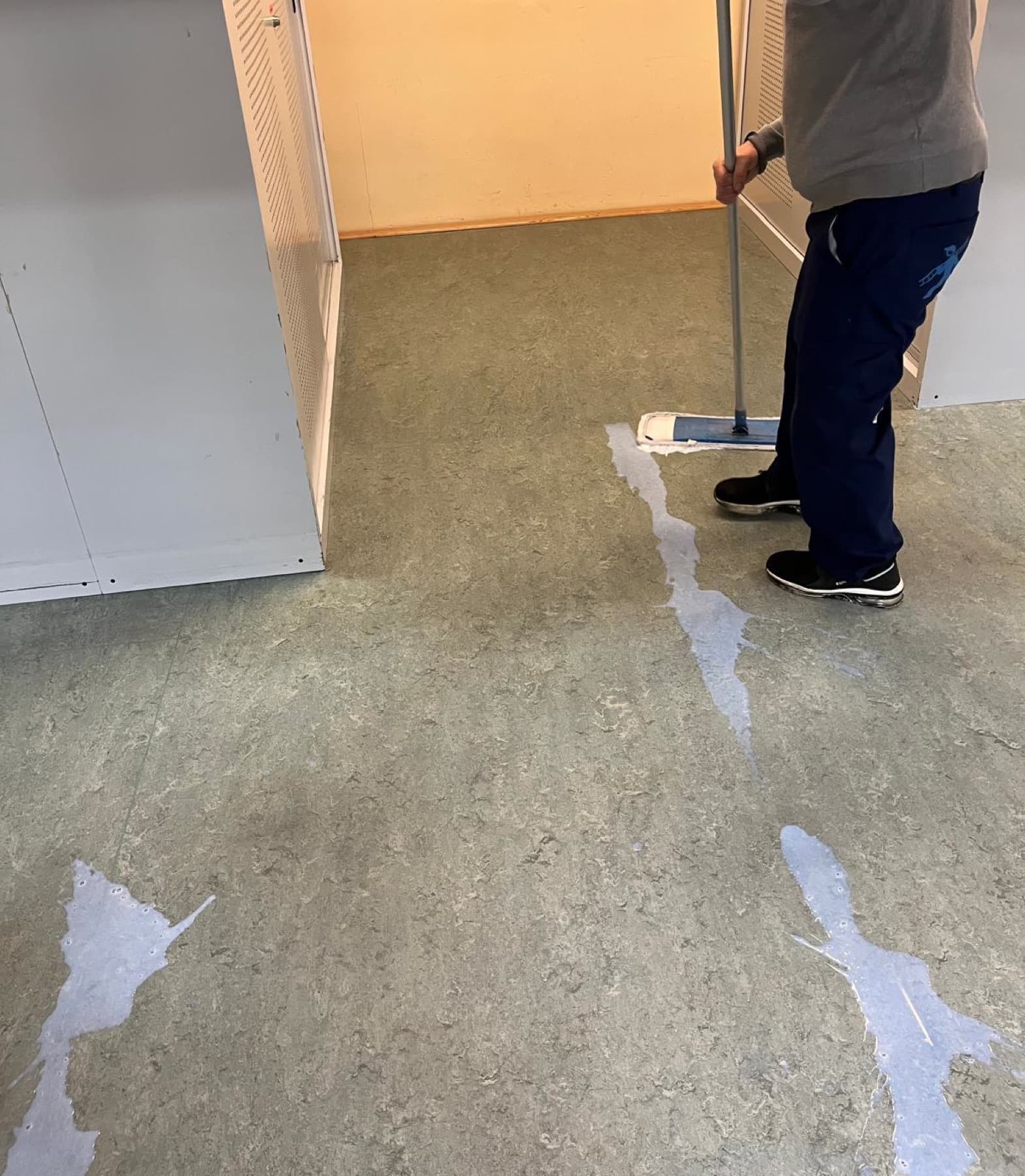 Unterhaltsreinigung – Die regelmäßige Reinigung im Hintergrund: Böden, Sanitär, Oberflächen und Küche nach festem Plan.